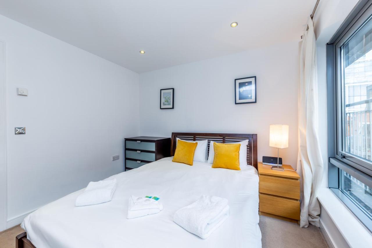 2 Bed Executive Next To Liverpool Street Free Wifi By Aparts Lägenhet London