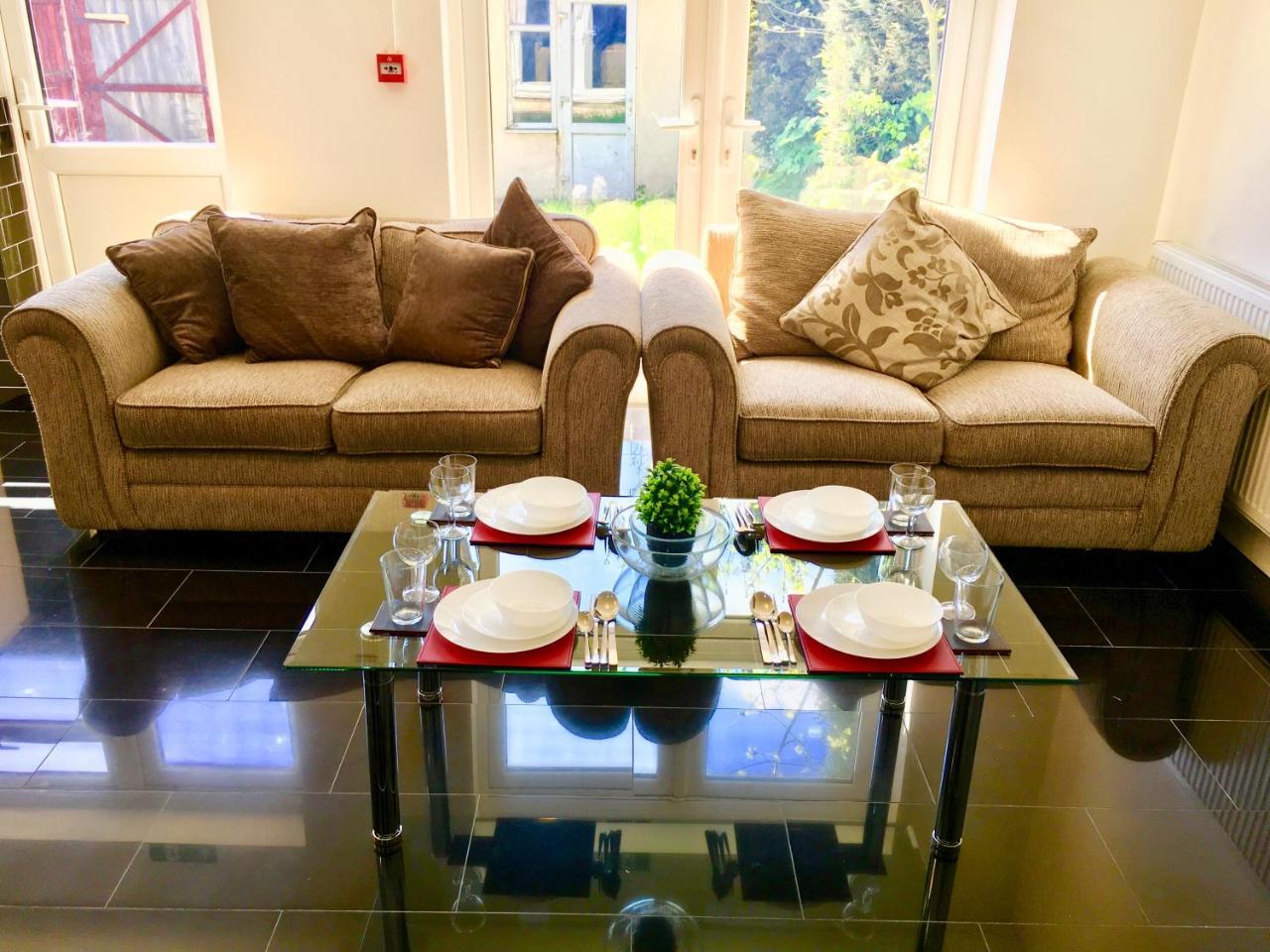 2 Bedroom Apartment, Kitchen, Reception&private Garden Londen
