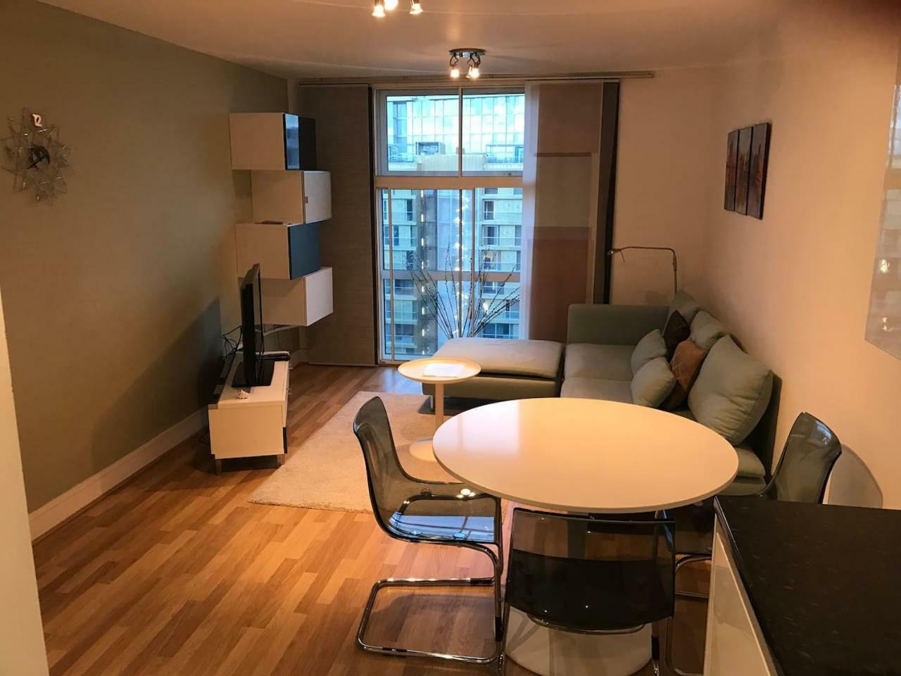 1 Bedroom In Chelsea Bridge Wharf Leilighet London