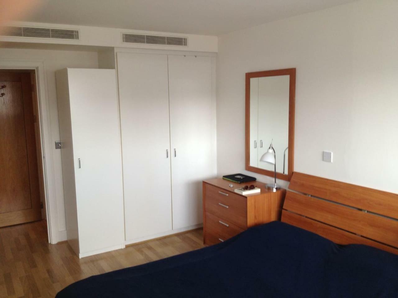 1 Bedroom In Chelsea Bridge Wharf Leilighet London
