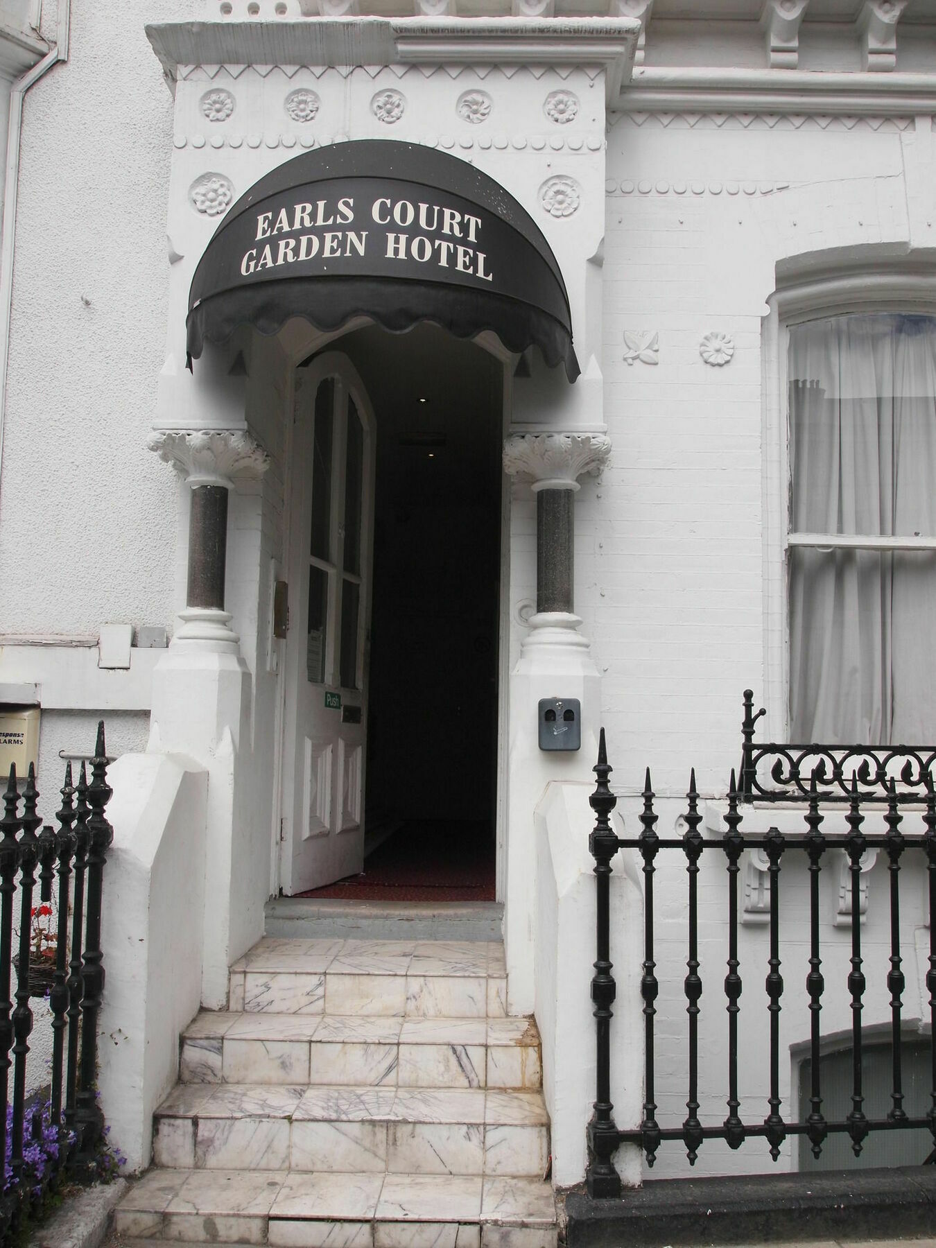 Earls Court Garden 2* London