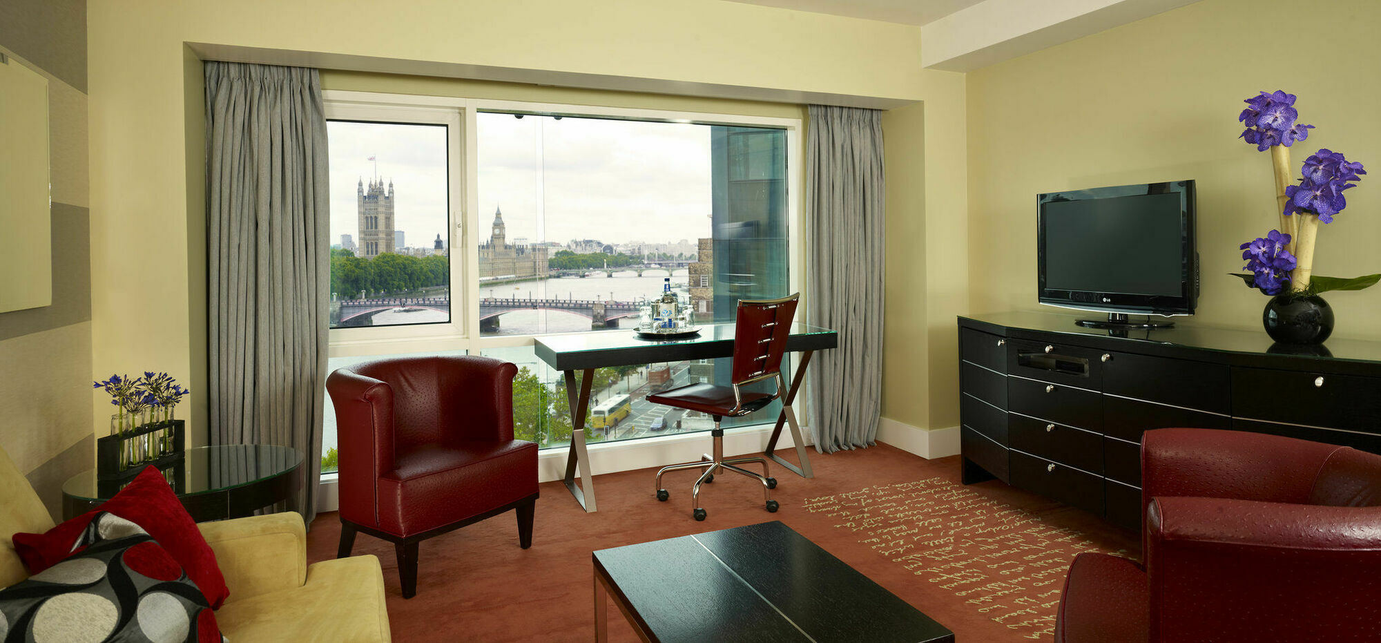 Plaza On The River 5*