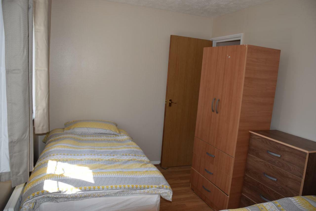1 Bedroom Ponders End Londres