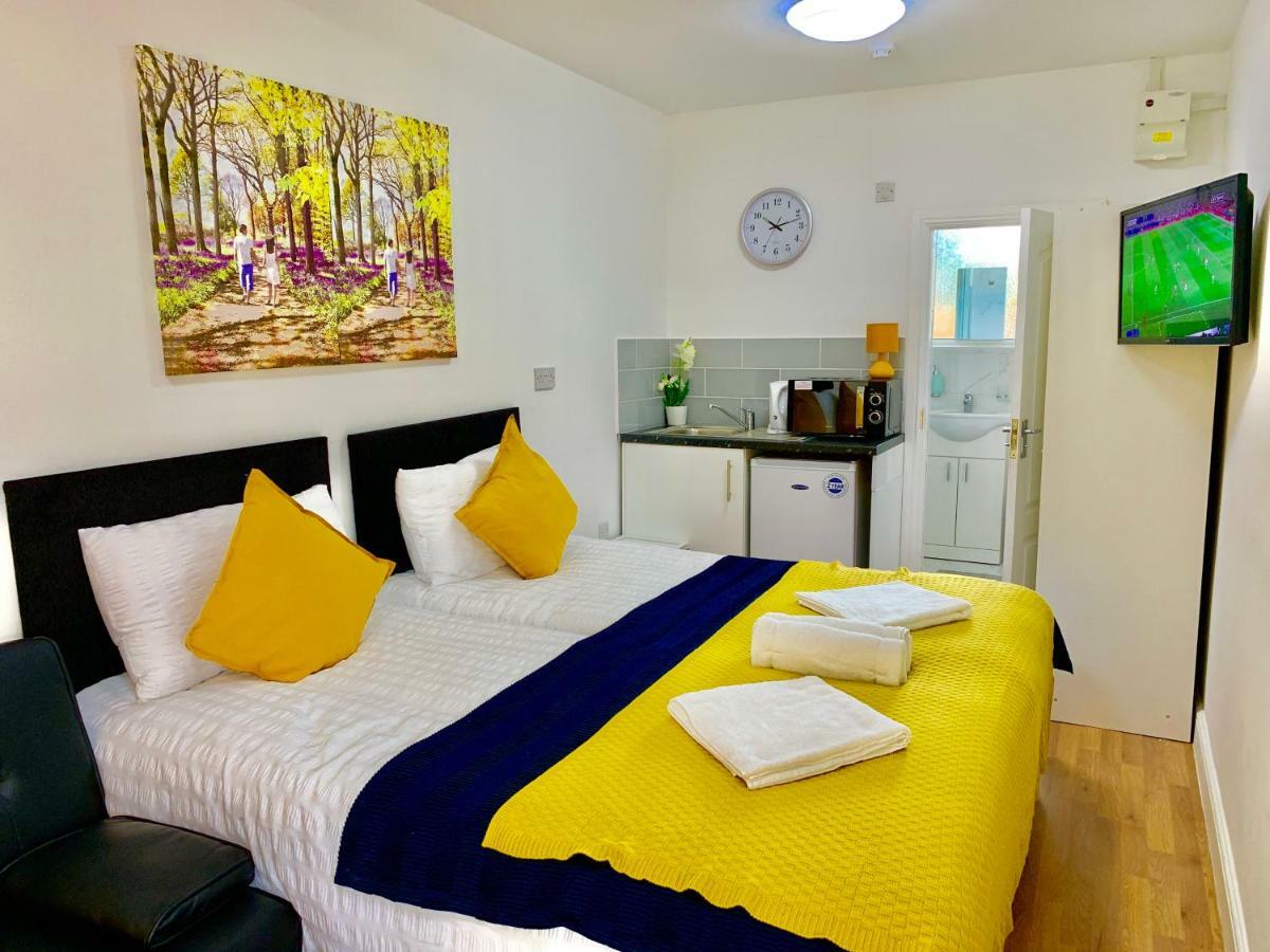 3 Bedrooms, 3 Baths, Spacious Lounge, Full Kitchen, Garden, Ground Floor, Free Parking Appartement