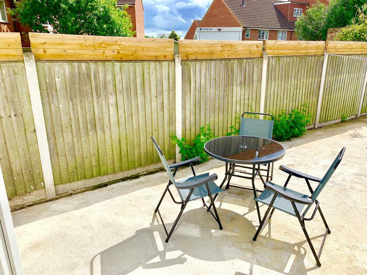 3 Bedrooms, 3 Baths, Spacious Lounge, Full Kitchen, Garden, Ground Floor, Free Parking Appartement *