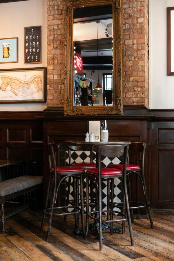 Publove @ The Rose & Crown Ostello Londra