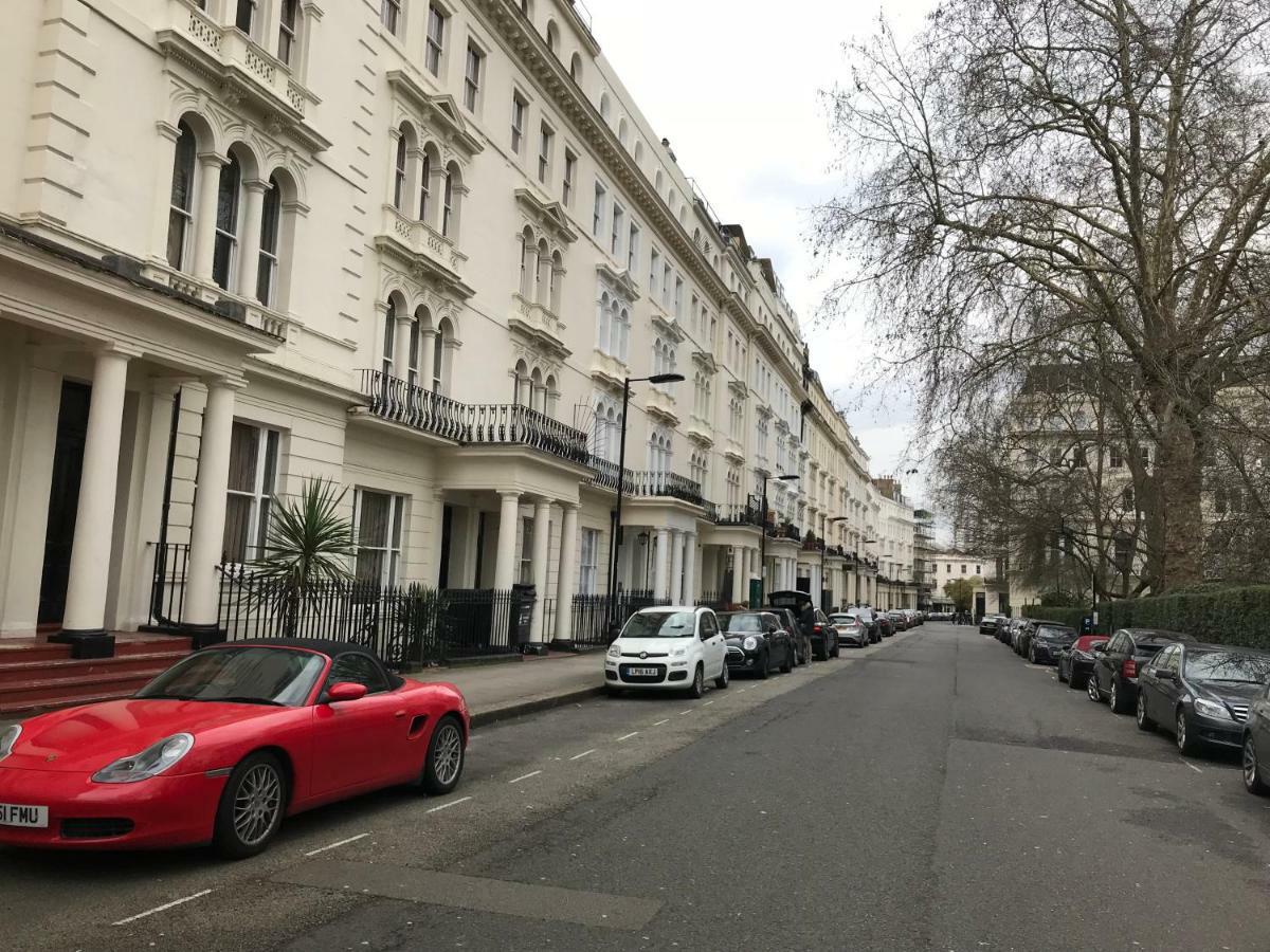 Hyde Park Has Private Balcony With Tranquil Garden View Londra