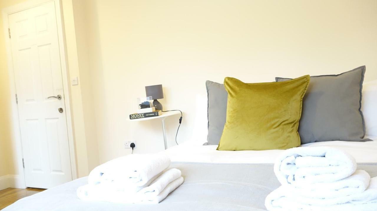 Heathrow Ensuite Rooms- Auto Check In Homestay *