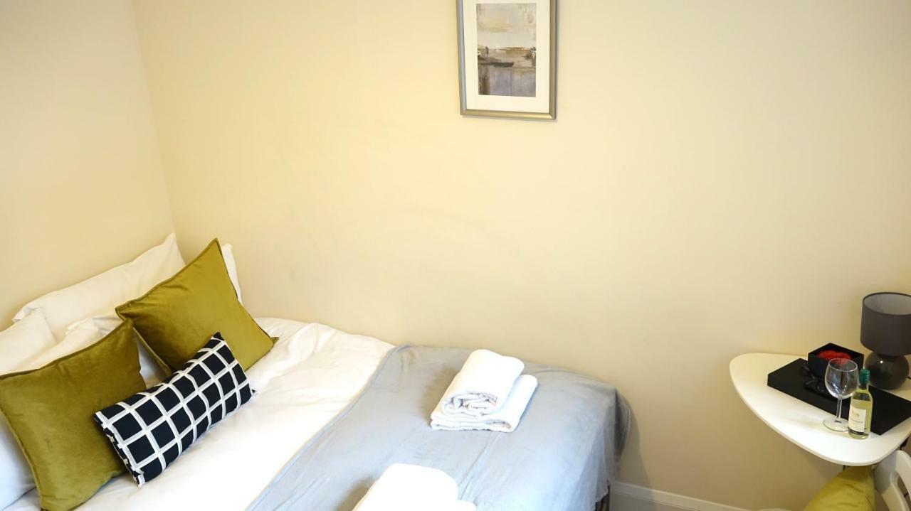 Heathrow Ensuite Rooms- Auto Check In Homestay
