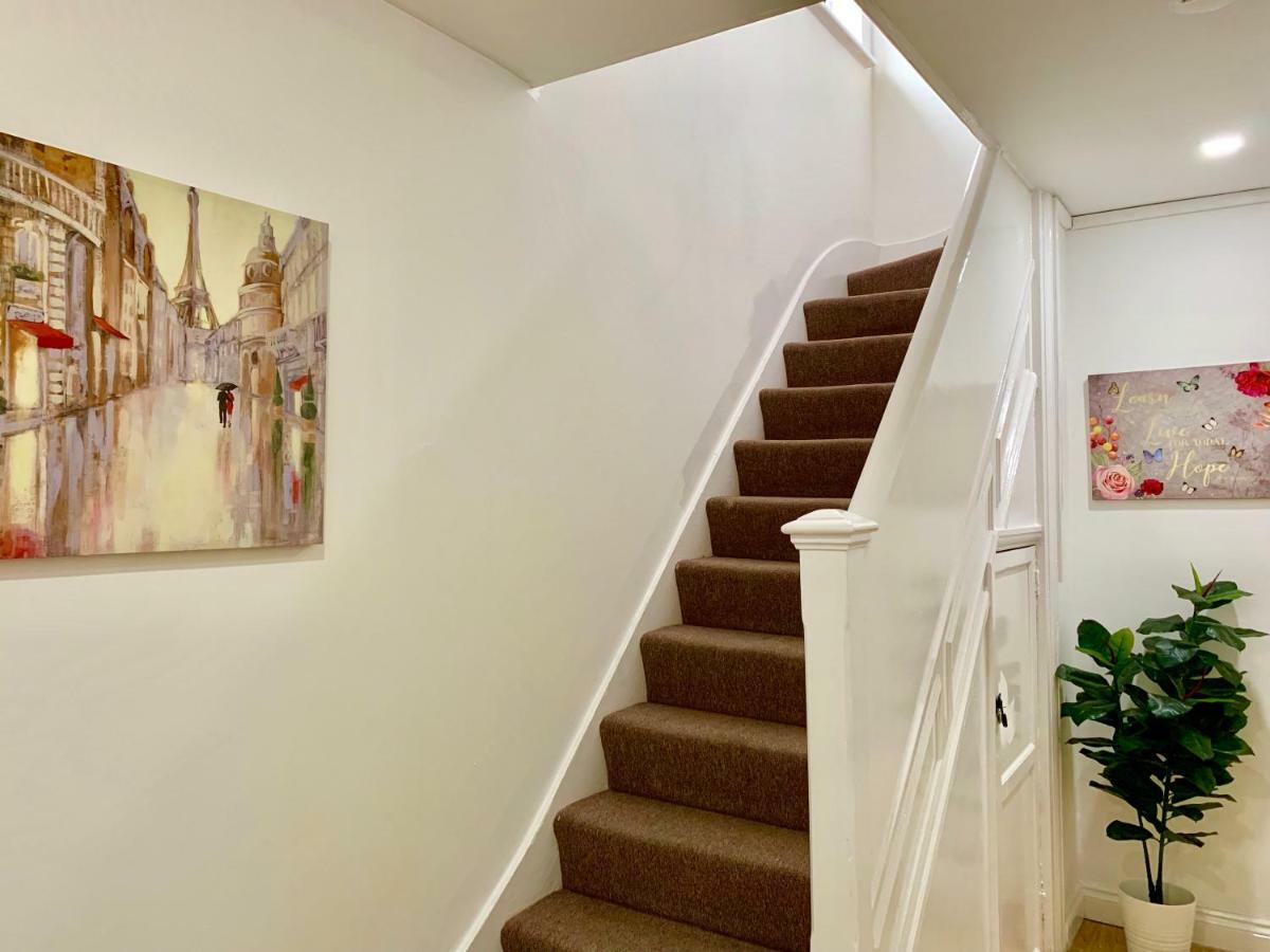 2 Bedroom Apartment, Kitchen, Reception&private Garden Appartement *