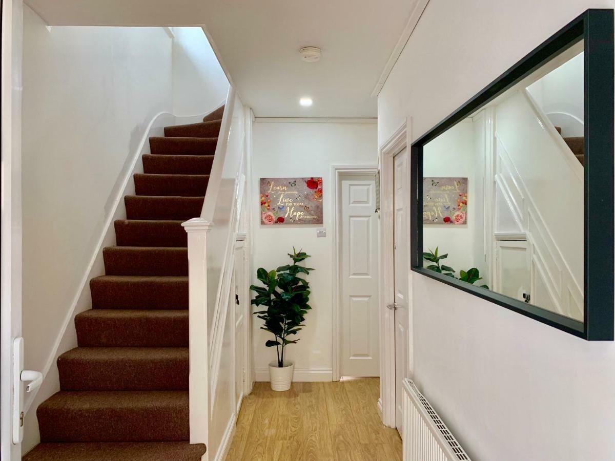 2 Bedroom Apartment, Kitchen, Reception&private Garden Londen