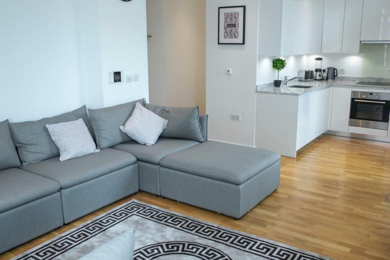 Top Floor Luxury And Spacious 2 Bedroom In Stratford Apartment *