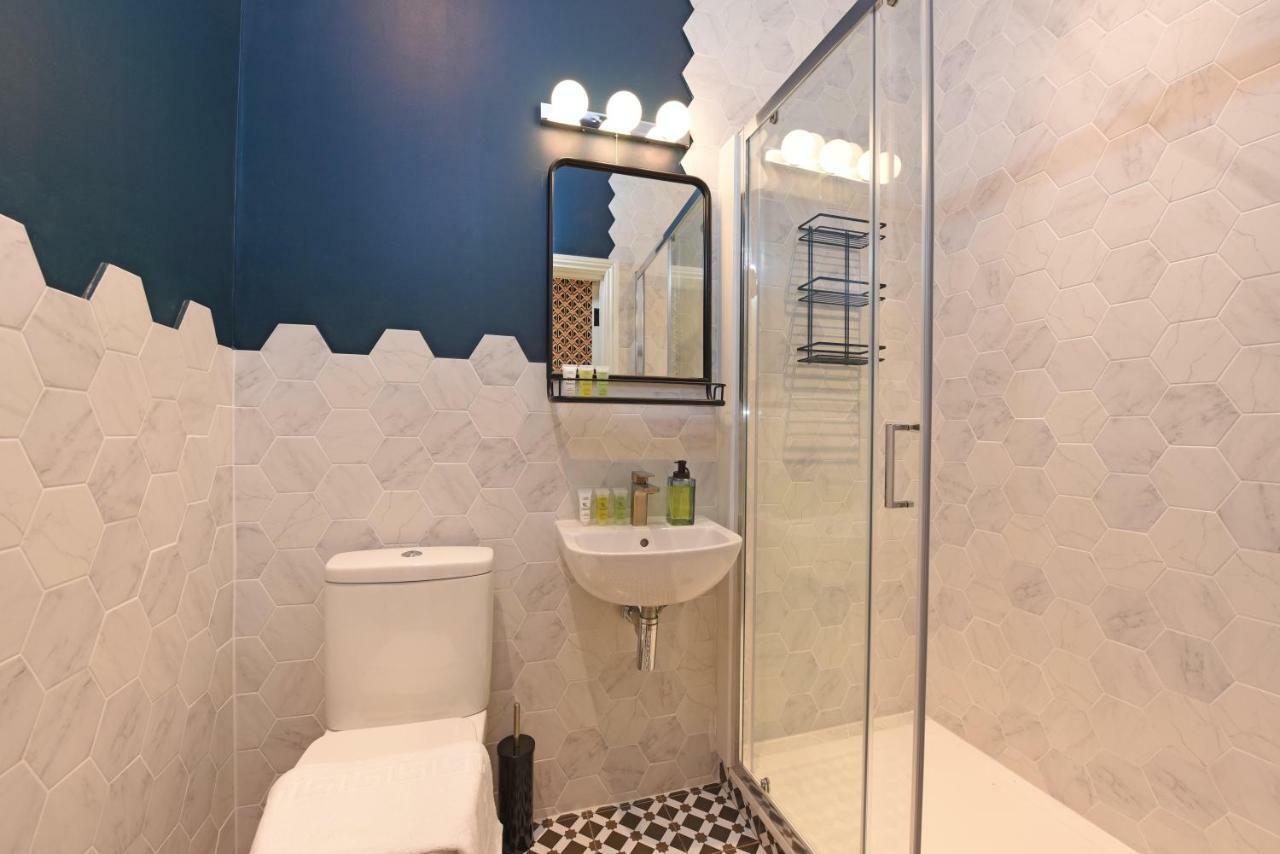 Stylish!! Spacious 2 & 3 Deluxe Near Victoria Station * London
