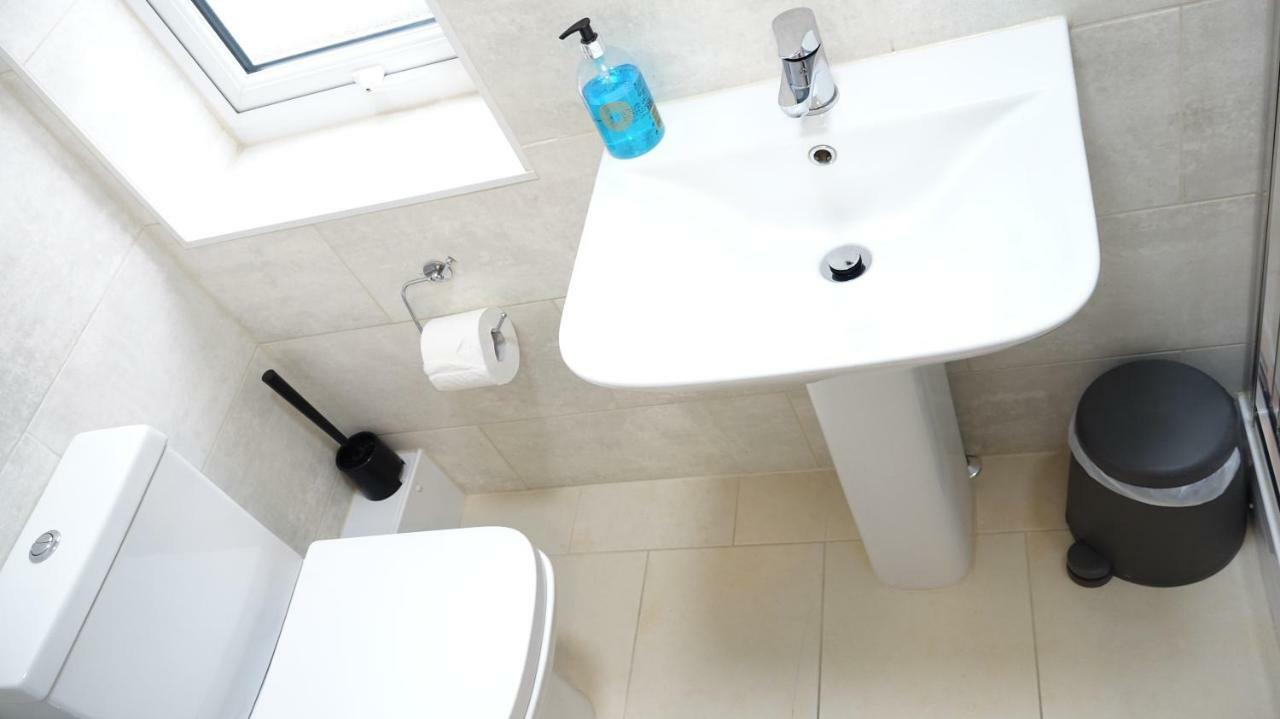 Heathrow Ensuite Rooms- Auto Check In * Stanwell