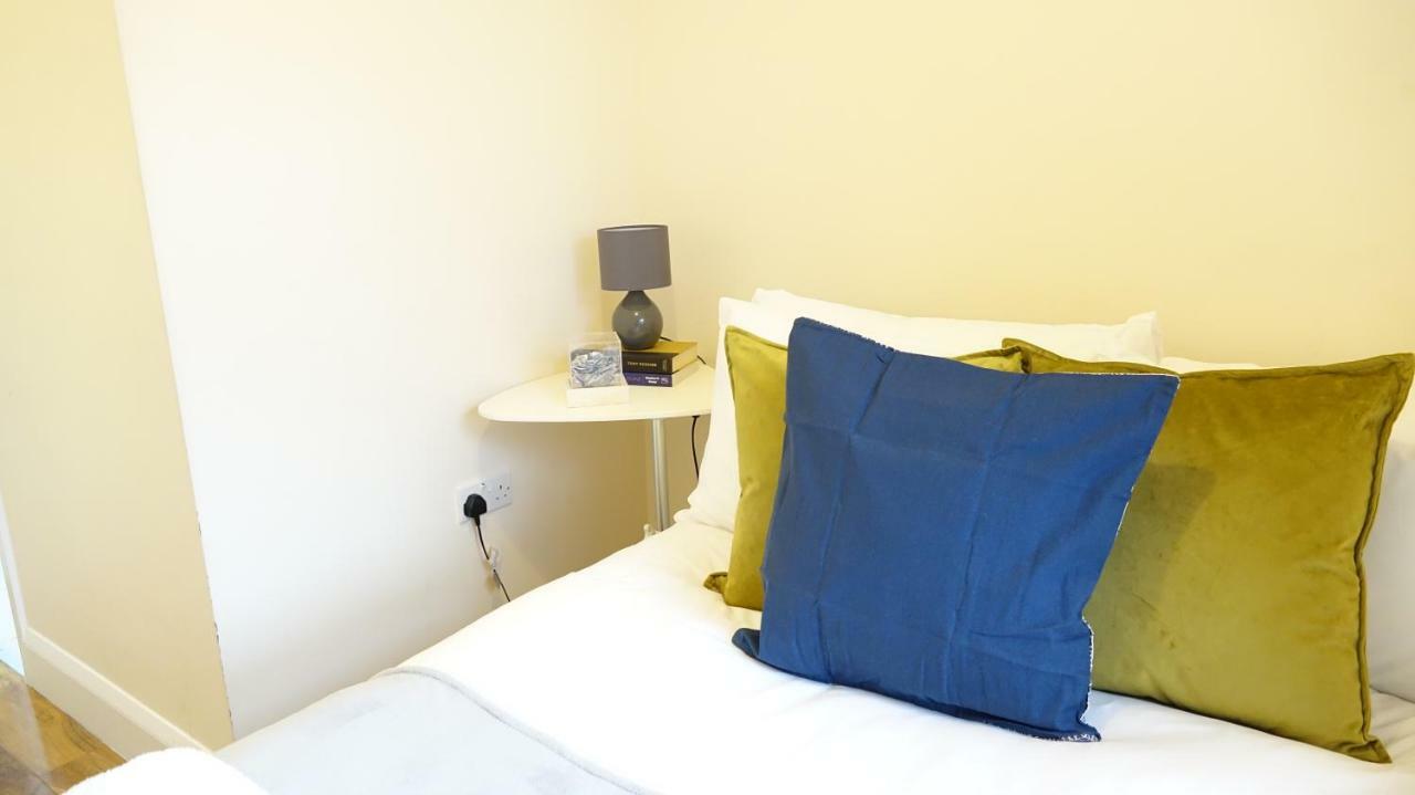 Heathrow Ensuite Rooms- Auto Check In Homestay *
