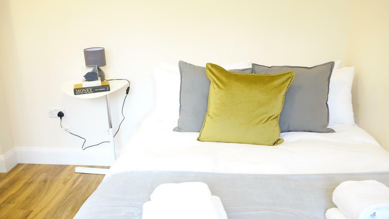 Heathrow Ensuite Rooms- Auto Check In * Stanwell