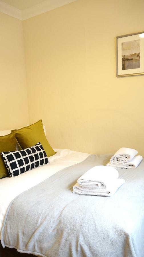 Homestay Heathrow Ensuite Rooms- Auto Check In *