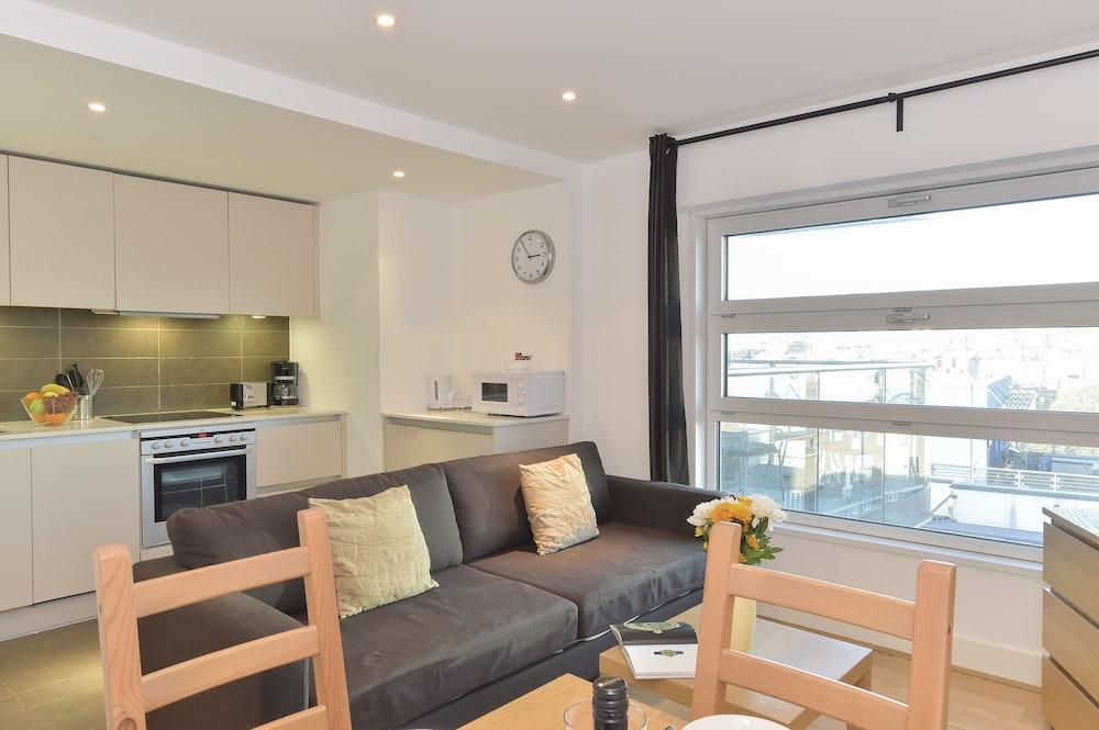 Beautiful 4-bedroom Flat In Bridge/borough!