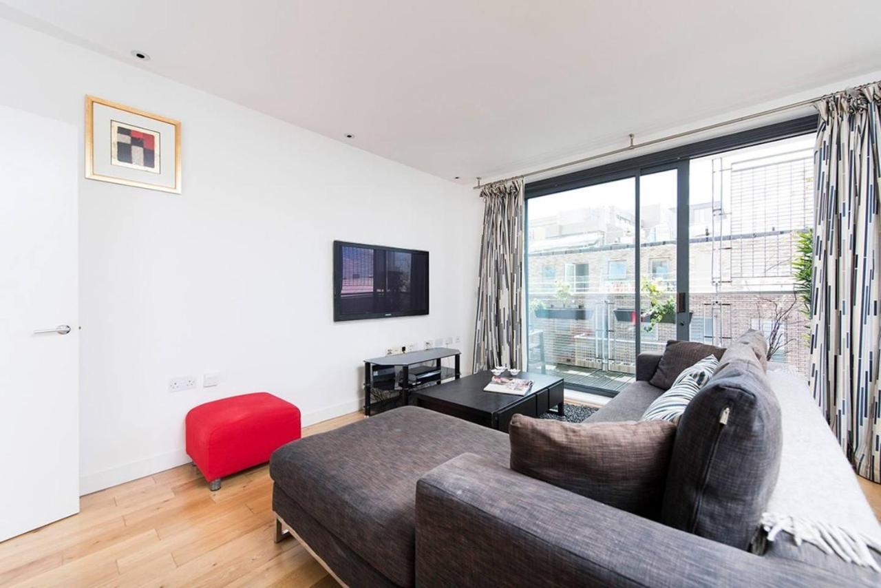 Stylish 2 Bedroom Flat With Balcony In Apartment London