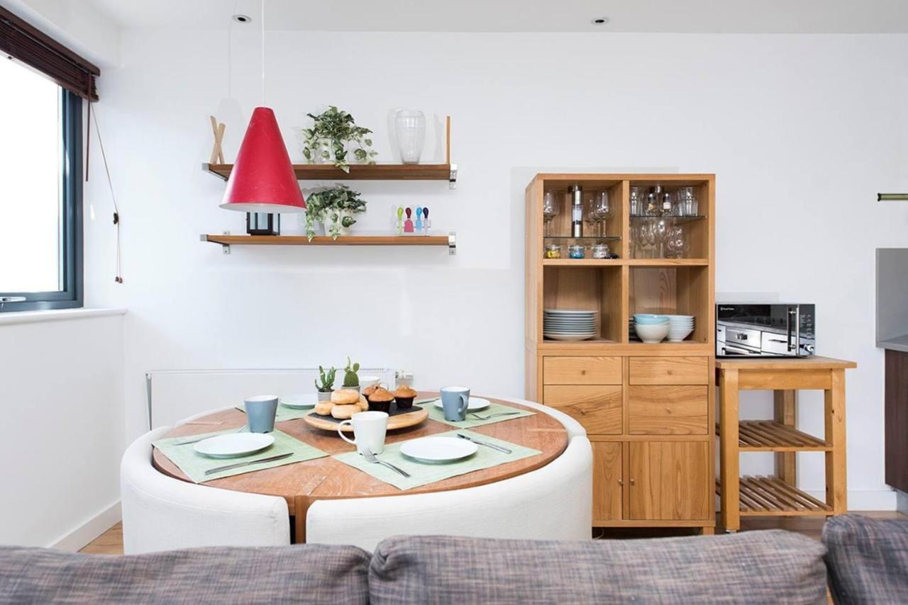Apartment Stylish 2 Bedroom Flat With Balcony In *