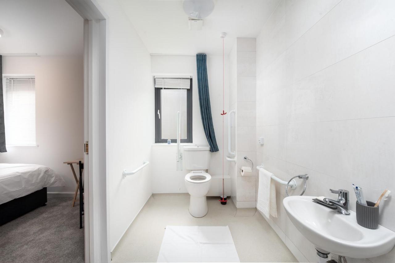 Queen's Drive Aparthotel 3*