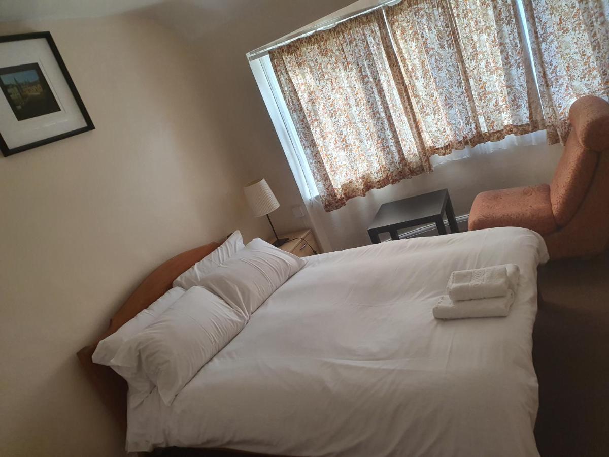 Semesterbostad Elegant House 10 Minutes Walk To Wembley Stadium London
