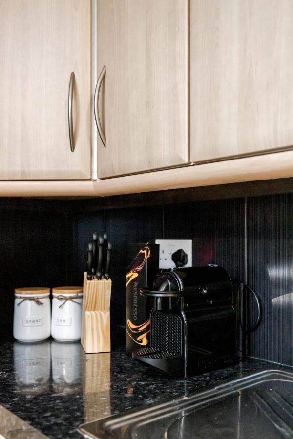 Elegant Kensington With Patio Apartment London