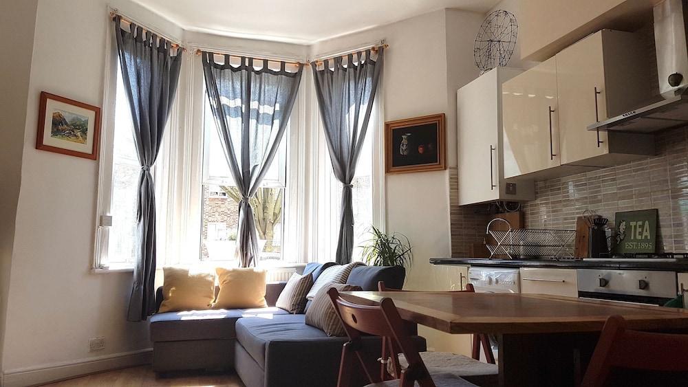 Apartment Artistic Pied-a-terre, Steps From The Tube, Moments From London's Heart *